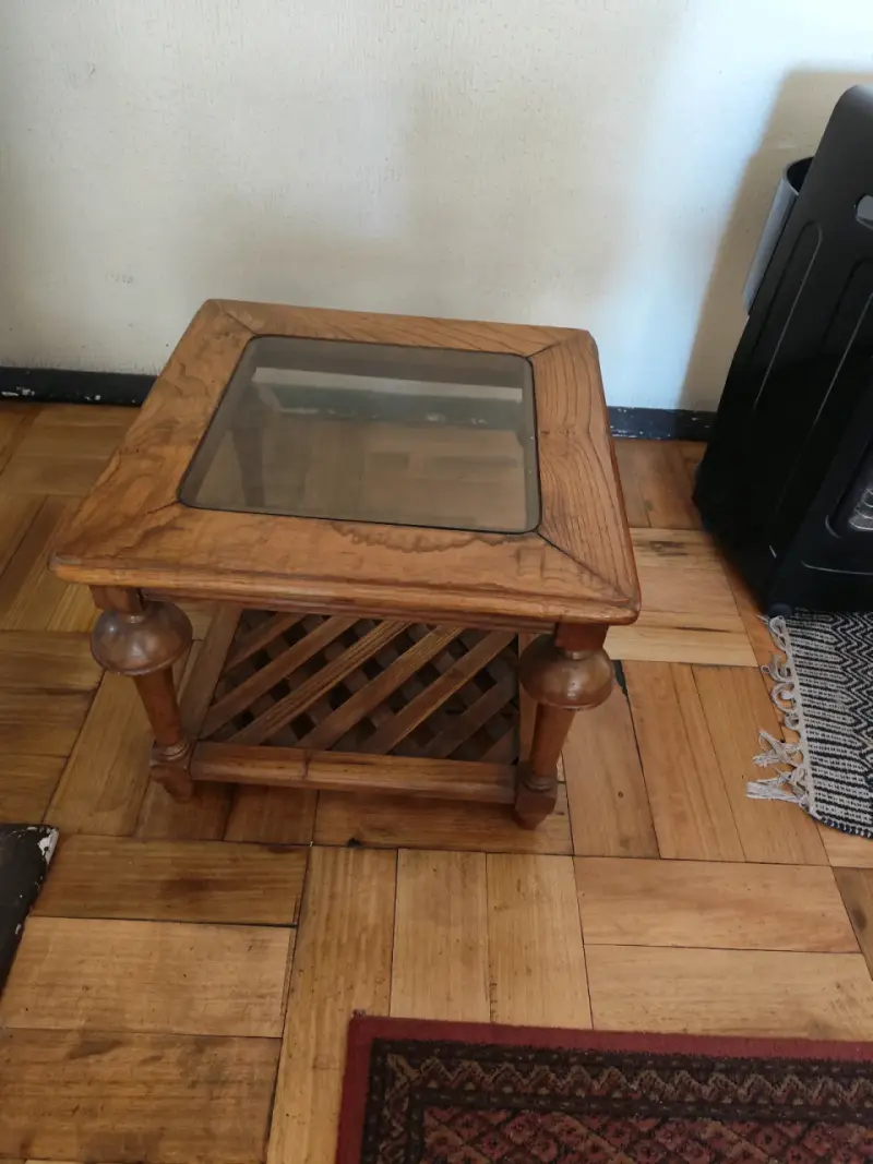 Mesa de centro de madera con vidrio