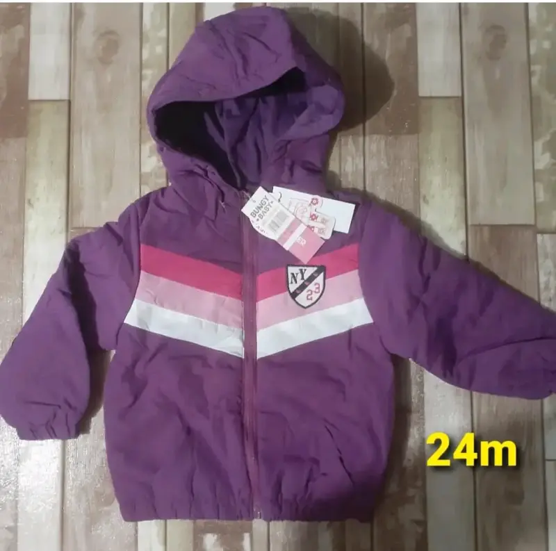 Chaqueta morada para bebé con capucha
