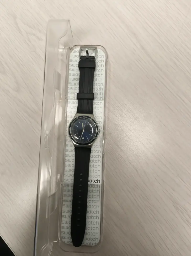 Reloj Swatch azul con correa negra - 1