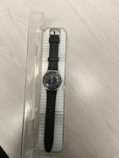 Reloj Swatch azul con correa negra - miniatura 1