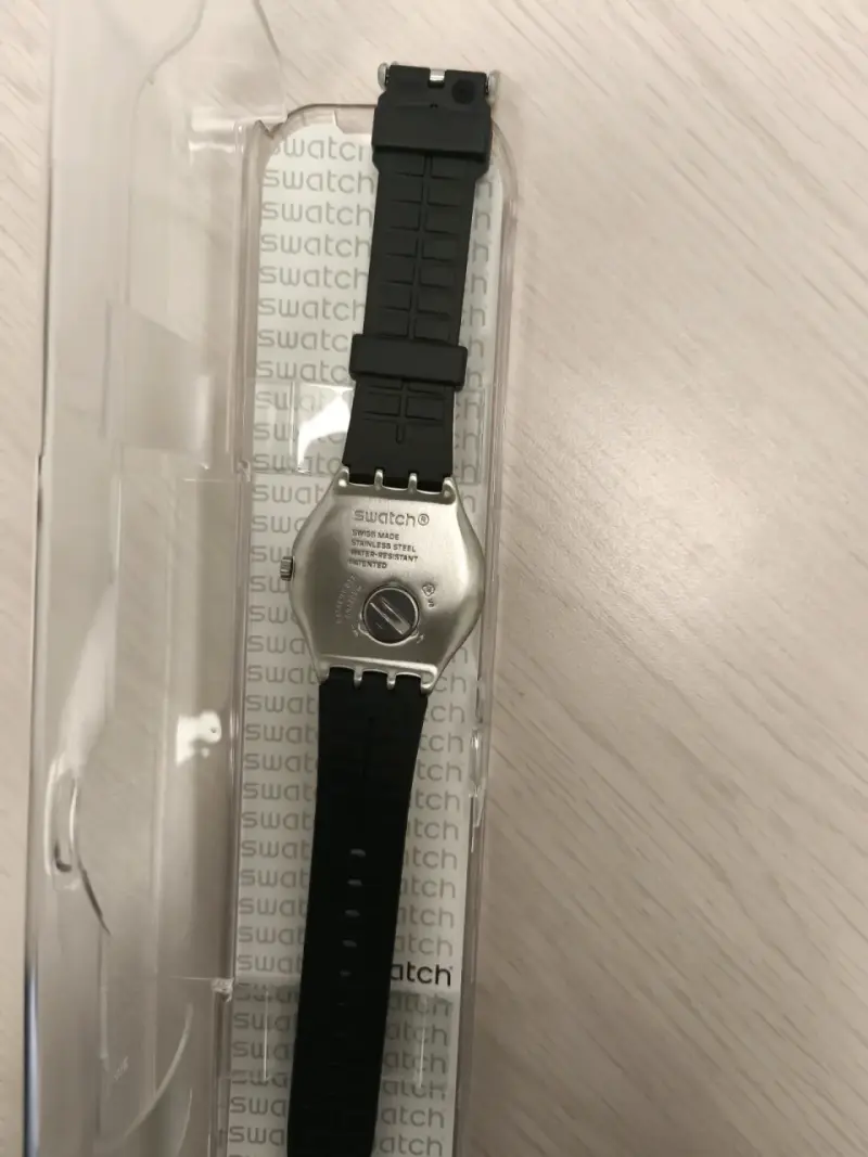 Reloj Swatch azul con correa negra - 2