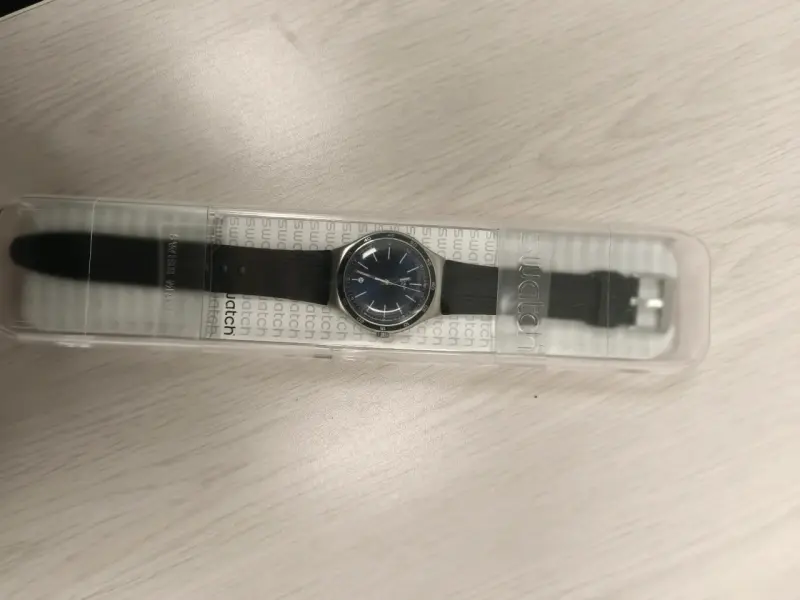 Reloj Swatch azul con correa negra - 3