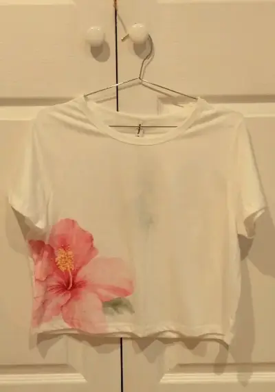 Polera blanca con diseño - miniatura 1