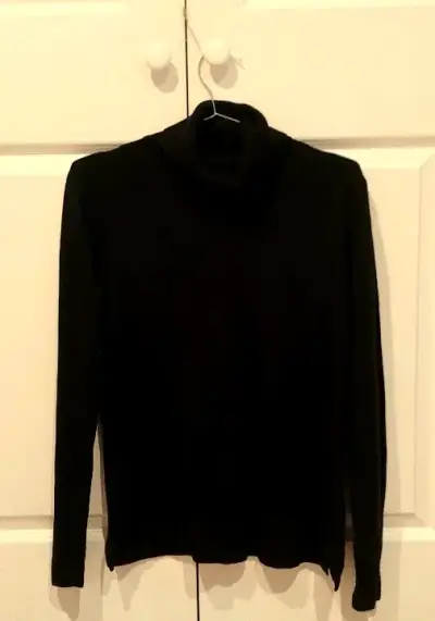 Suéter negro de cuello alto - miniatura 1