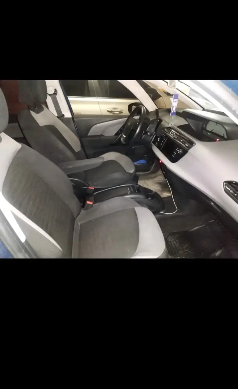 Citroën C4 Picasso azul en buen estado - 5