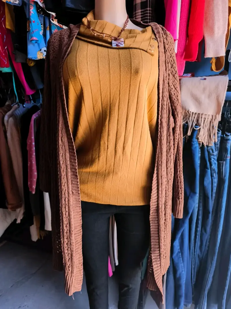 Polera cuello diseño