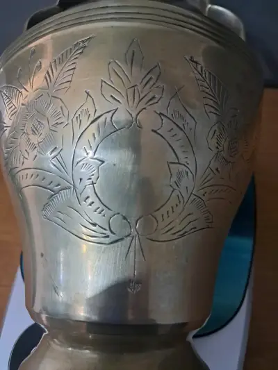 Hielera antigua de los años 40 ,bronce grabada - miniatura 2