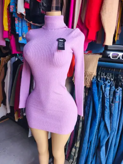 Vestido ajustado de punto lila con cuello alto - miniatura 1