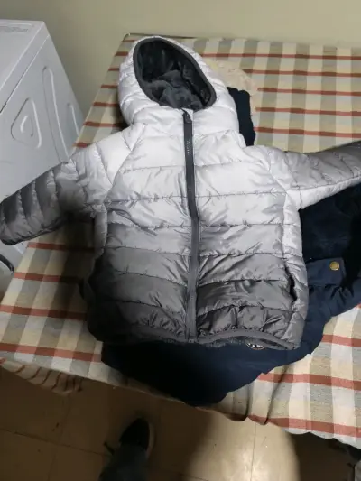 Chaqueta acolchada infantil gris con capucha - miniatura 1