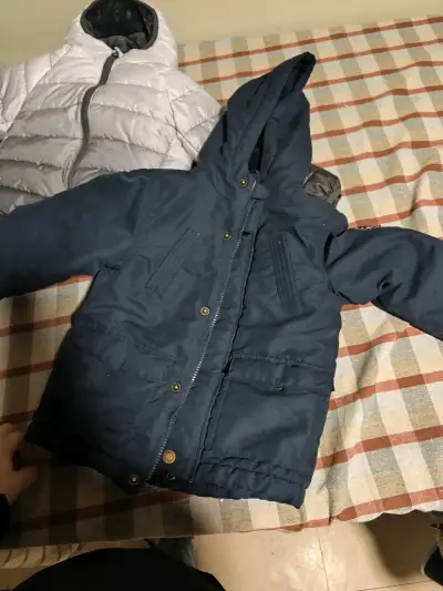 Chaqueta acolchada infantil gris con capucha - miniatura 2