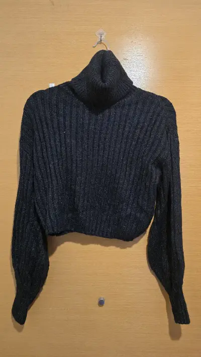 Suéter negro de cuello alto para mujer - miniatura 1