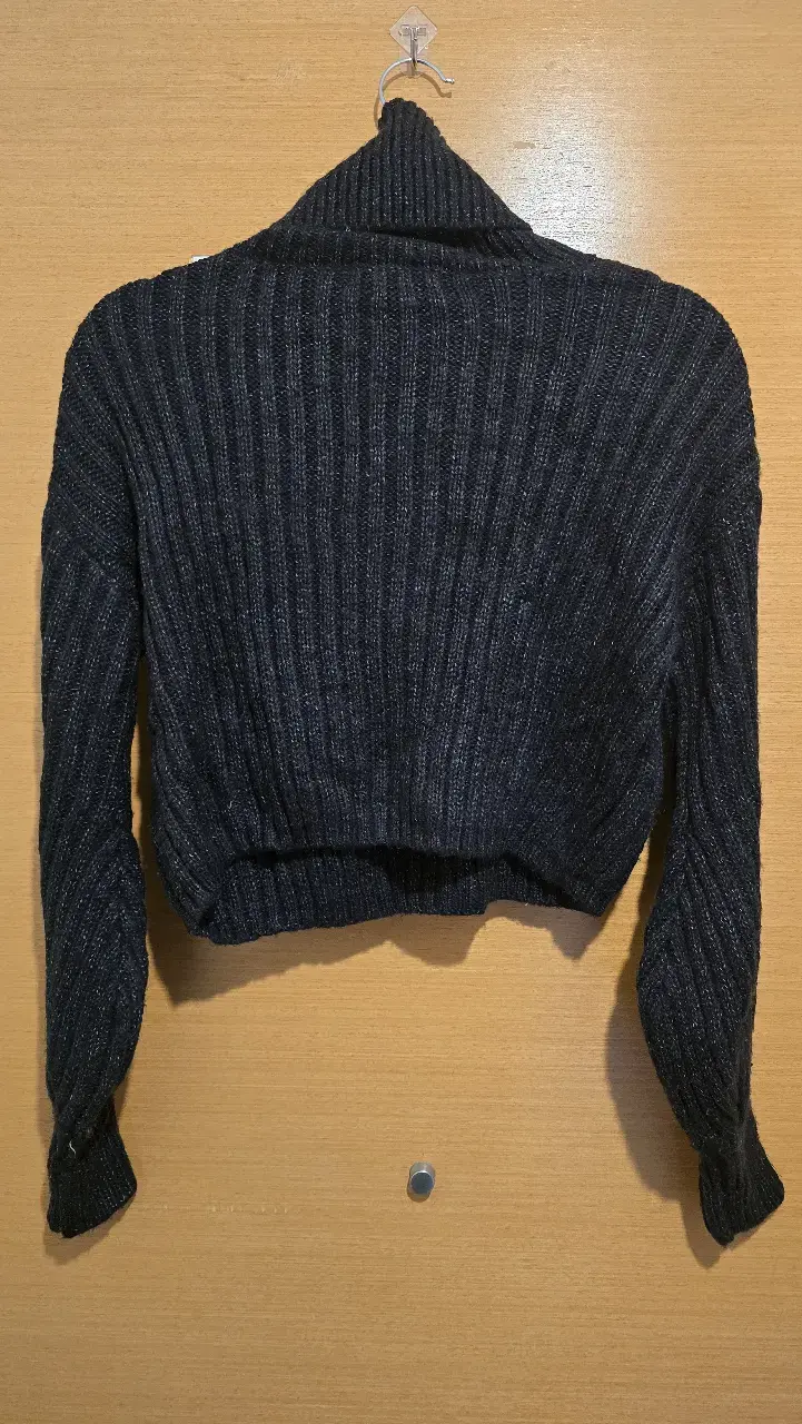 Suéter negro de cuello alto para mujer - 2