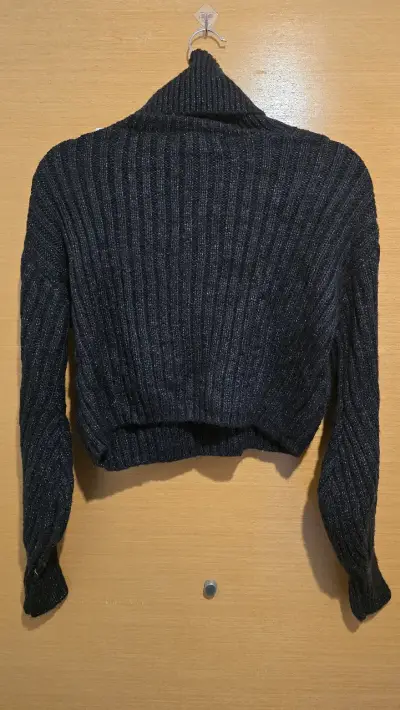 Suéter negro de cuello alto para mujer - miniatura 2