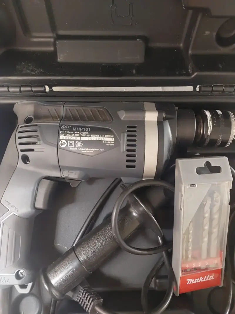 Taladro Makita SSP MHP161 con brocas