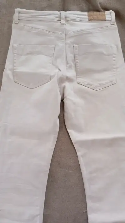 Jeans blancos con botones - miniatura 2