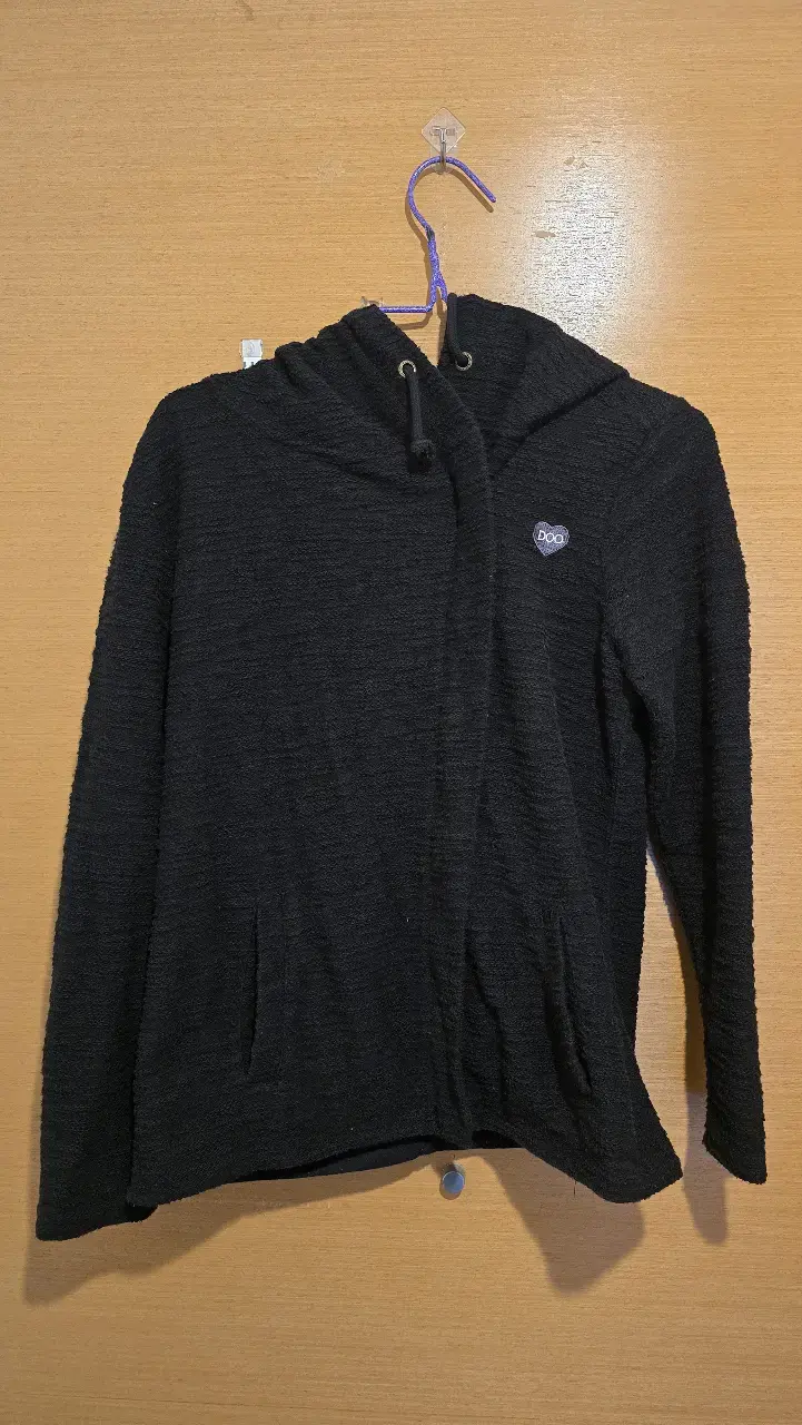 Chaqueta negra con capucha - 1
