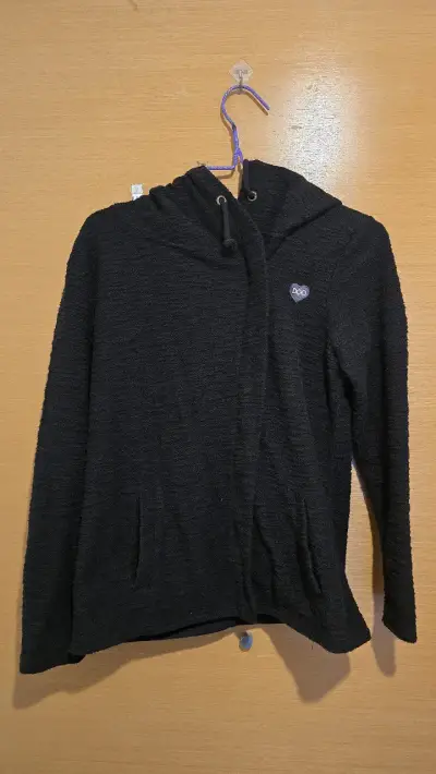 Chaqueta negra con capucha - miniatura 1