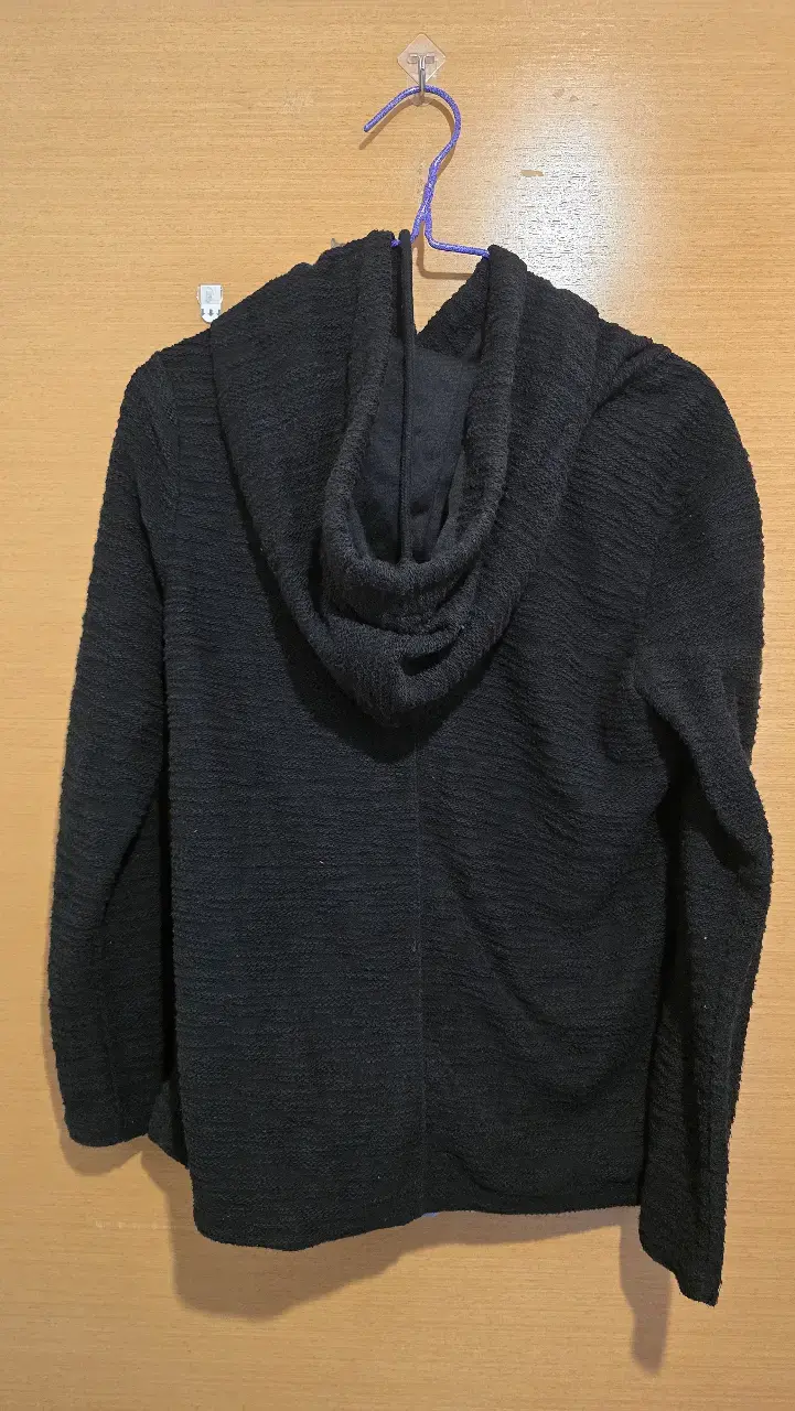 Chaqueta negra con capucha - 2