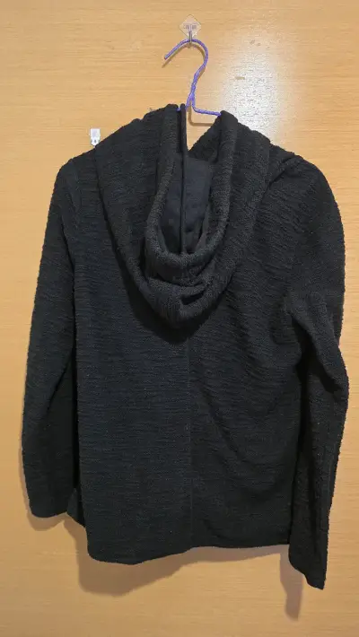 Chaqueta negra con capucha - miniatura 2