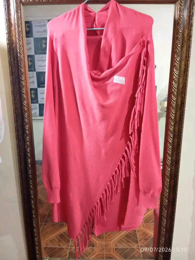 Poncho rosa con flecos elegante