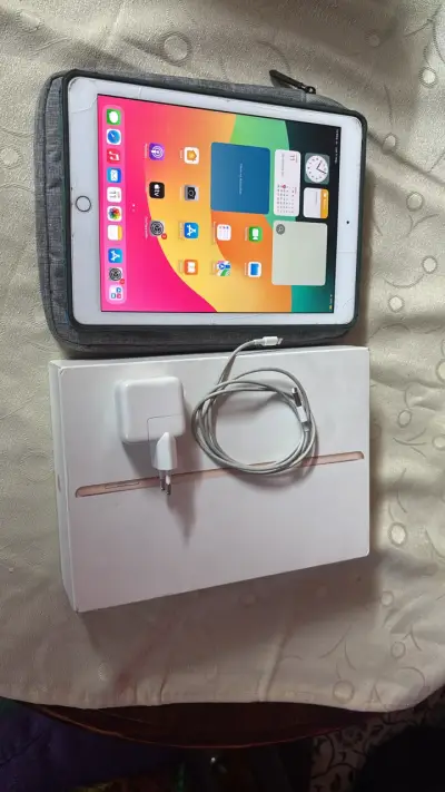 iPad con cargador y caja original - miniatura 1
