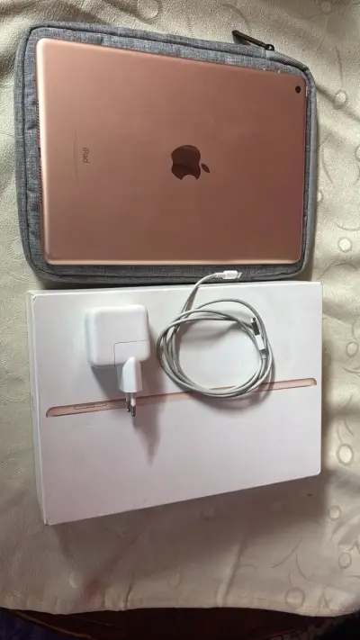 iPad con cargador y caja original - miniatura 2