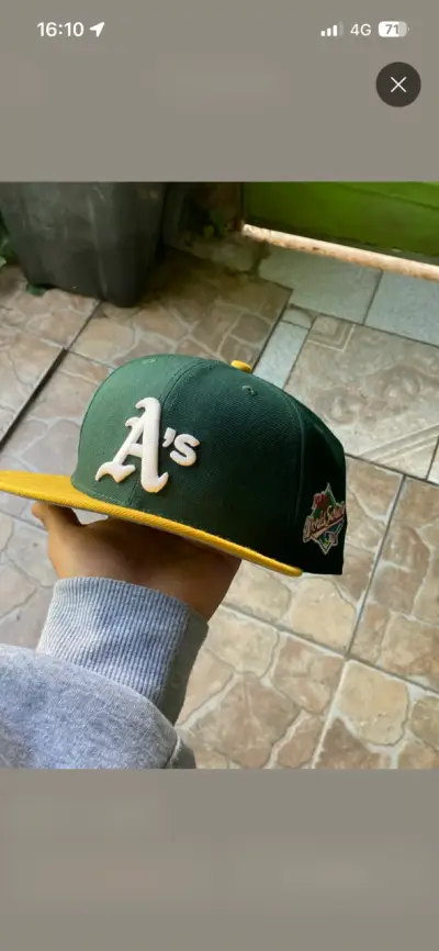 Gorra verde y amarilla con logo bordado - miniatura 1