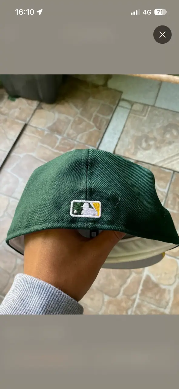 Gorra verde y amarilla con logo bordado - 2