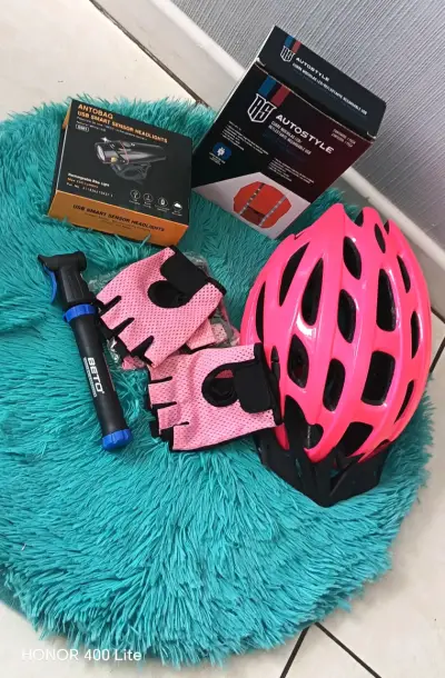 Kit ciclismo rosado con casco - miniatura 3