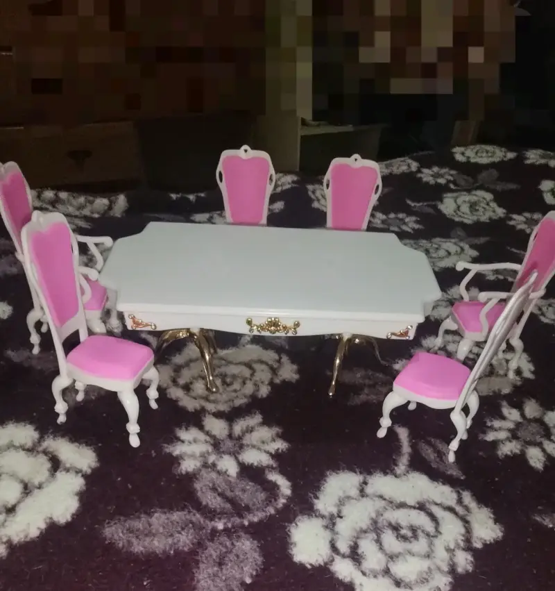 Juego de comedor miniatura con sillas rosas - 1