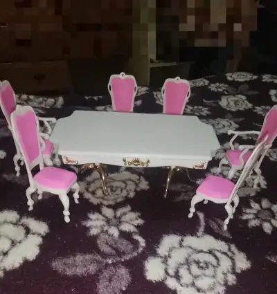 Juego de comedor miniatura con sillas rosas - miniatura 1