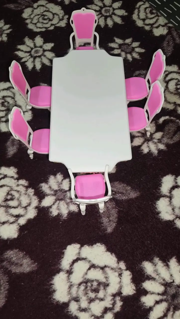 Juego de comedor miniatura con sillas rosas - 2