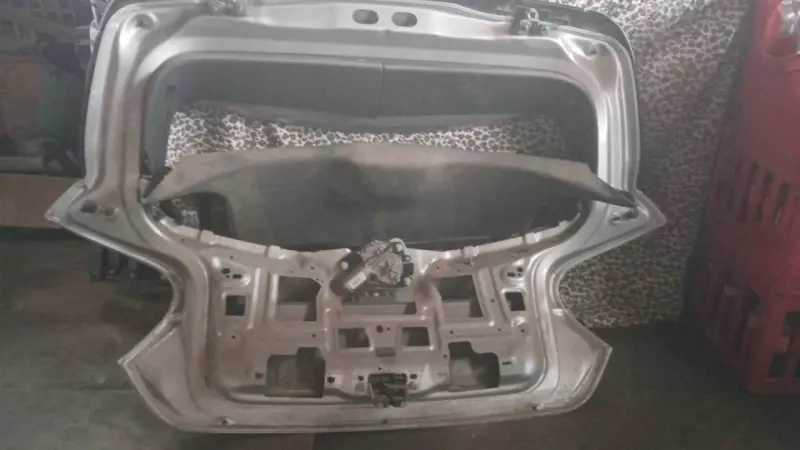Puerta trasera de auto usada - 1