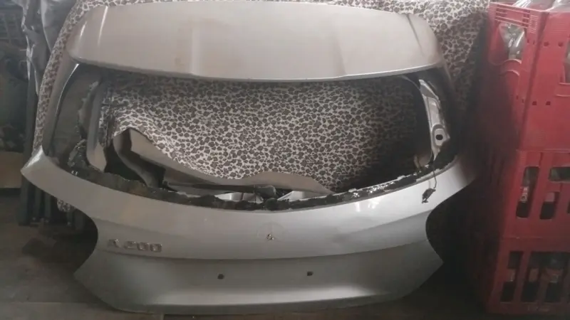 Puerta trasera de auto usada - 2