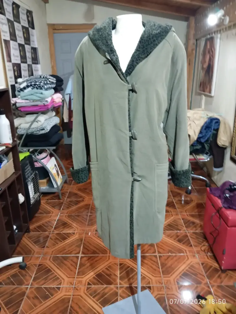 Abrigo verde con capucha y cierre de botones - 1