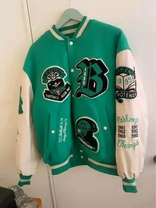 Chaqueta varsity verde con parches bordados - 1