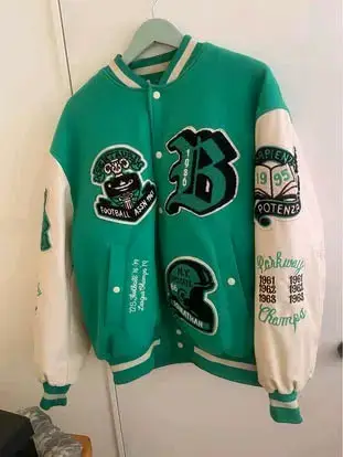 Chaqueta varsity verde con parches bordados - miniatura 1