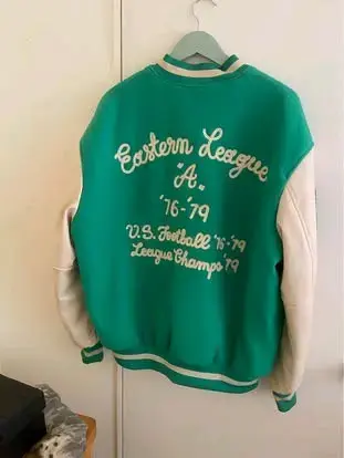 Chaqueta varsity verde con parches bordados - 2