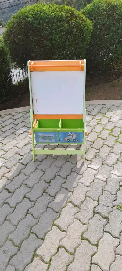 Pizarra infantil con organizadores de juguete - miniatura 1