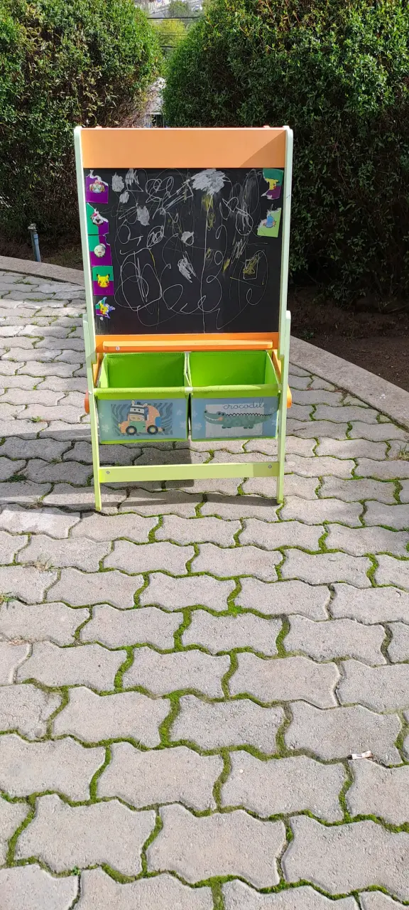 Pizarra infantil con organizadores de juguete - 4