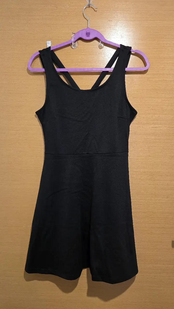 Vestido negro sin mangas casual - 1