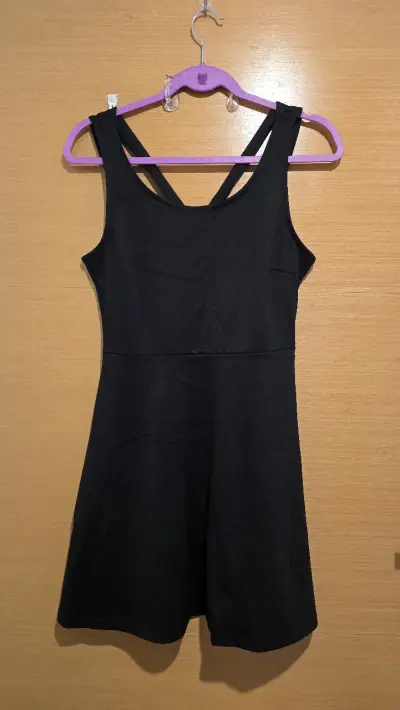 Vestido negro sin mangas casual - miniatura 1