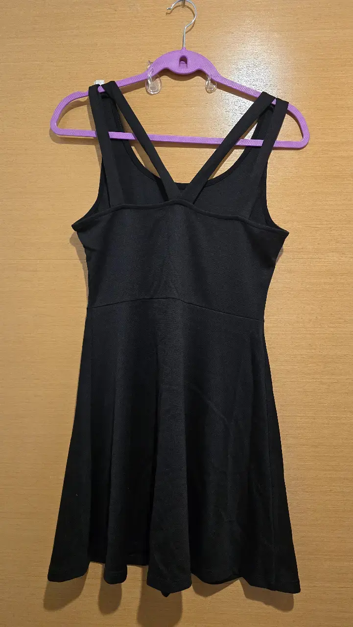 Vestido negro sin mangas casual - 2