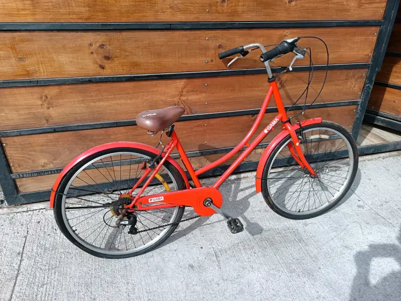 Bicicleta urbana roja Gama clásica