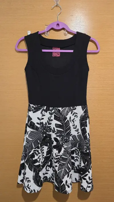 Vestido sin mangas estampado blanco y negro - miniatura 1