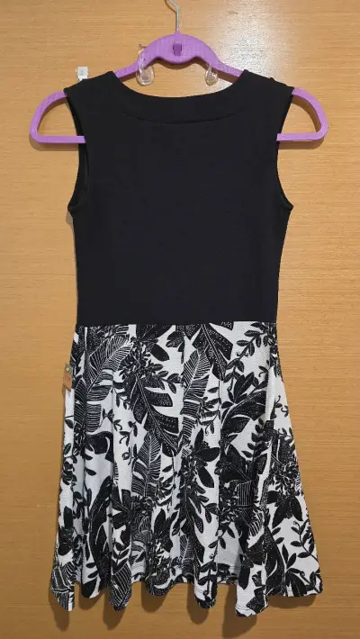 Vestido sin mangas estampado blanco y negro - miniatura 2