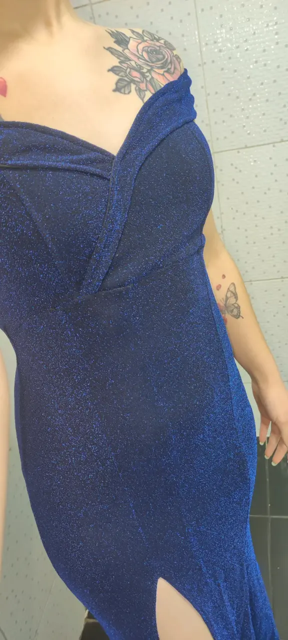 Vestido azul brillante con escote cruzado - 1