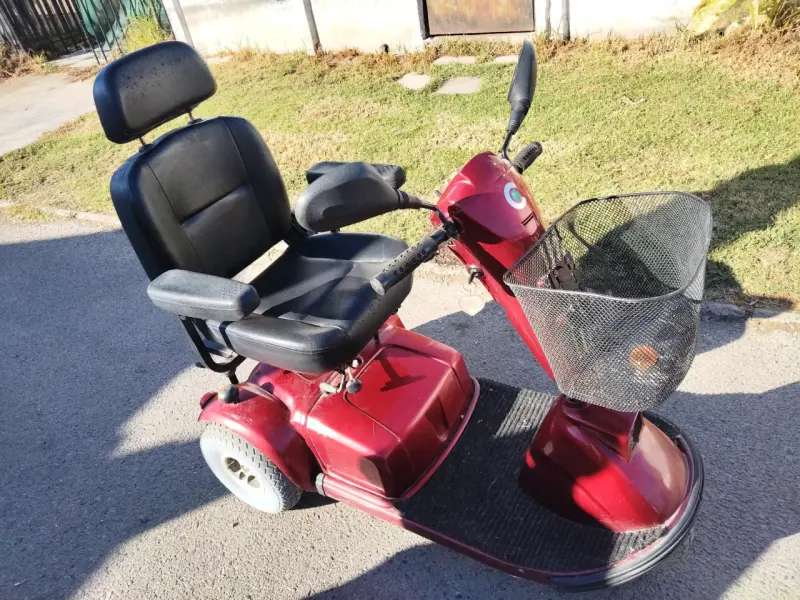Scooter eléctrico de movilidad rojo con canasto - 1