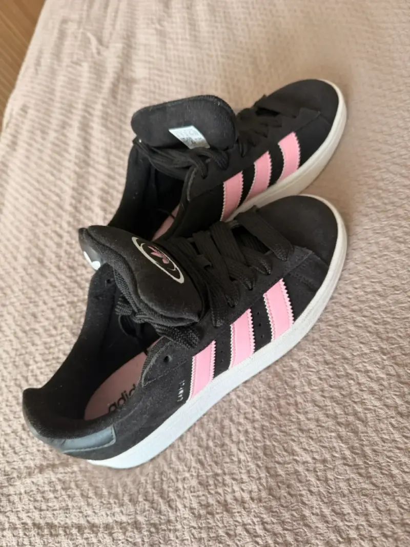 Zapatillas Adidas negras con franjas rosadas - 1