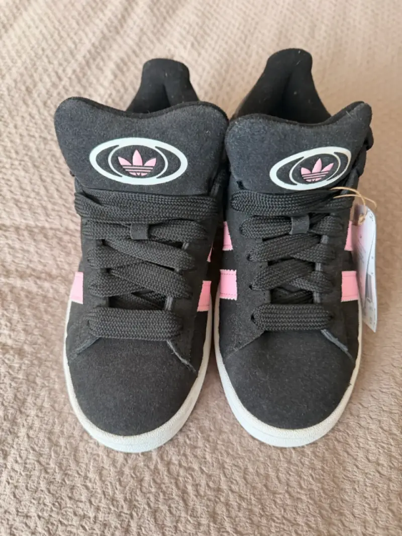 Zapatillas Adidas negras con franjas rosadas - 2